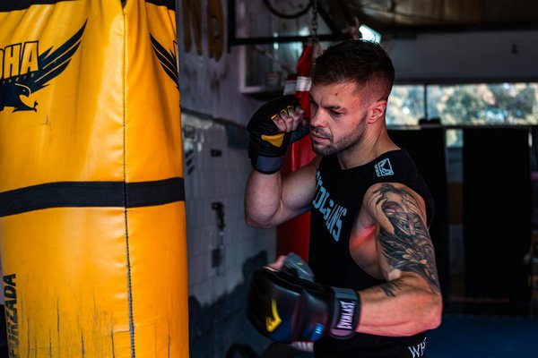 Comment les techniques de combat en MMA peuvent-elles être adaptées pour la self-défense en milieu urbain?