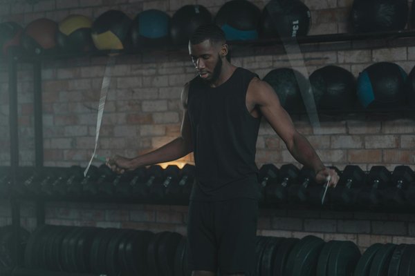 Comment utiliser la musculation pour améliorer la force des poignets chez les joueurs de badminton?